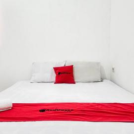 RedDoorz at Pondok Diana Pantai Ujung Genteng 4, hotel v destinaci Ujunggenteng