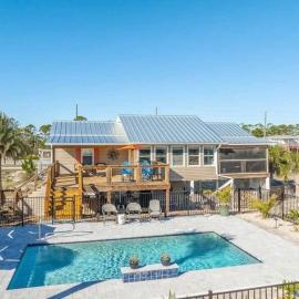New St George Island Beach Rental Private Pool Golf Cart Included Pet Friendly Direct Beach Access, hotel in St. George Island