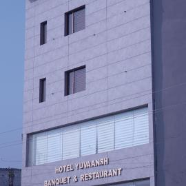 Hotel Yuvaansh Banquet & Restaurant, hotel v mestu Etāwah