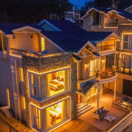 ELIVAAS privé The Royce Lily Luxe 4-BHK Hilltop Villa With Jacuzzi, Steam Room, Private Pool and 360 degree Hill Views, hotel in Kasauli