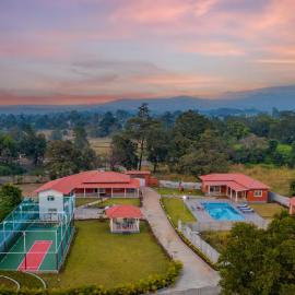 StayVista at Red Gable with Pool, Lawn, hotel a Dhamni