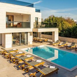Luxurious Home In Zaton, hotel a Zaton