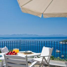 Villa Natura,infinity pool villa overlooking the Aegean, Hotel in Stafylos