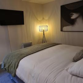 New central 2 bed luxury flat 7- Paid parking available opposite front door