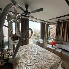 Private Luxury Glass Room Stay Near Chandigarh, Hotel in Panchkula