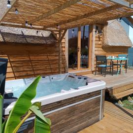 Tiny Chaumière - Escapade Romantique - Chaumière et Jacuzzi Privatif proche Pont-Aven, hotel in Riec-sur-Bélon