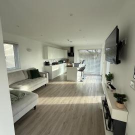 Lowern, Luxury Lodge with Hot Tub & Games Room Access, hotel en Menai Bridge
