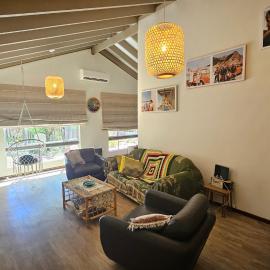 Ocean Drive Home: 3 bedroom 70s-inspired… - 19110, hotel in Bunbury