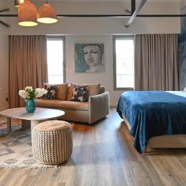 Walnut Bistro & Suites, hotel u gradu Eme