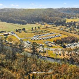 Cedar Creek RV & Outdoor Center, hotel in Cave Spring