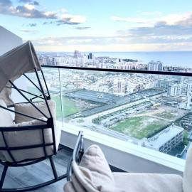 Super Luxury 1 bedroom apartment on 27th floor in Grand Sapphire, hotel in Phrenaros