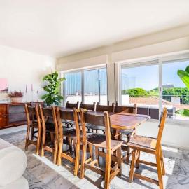 Big apt 4beds with terrace, 15 mins to Lisbon, hotel din Almada