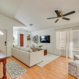 Cozy House by Zinnia Park! Family Home in McAllen: McAllen şehrinde bir otel