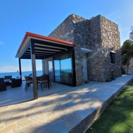 La Mer Villa - Entire Cottage, hotel in Plomarion