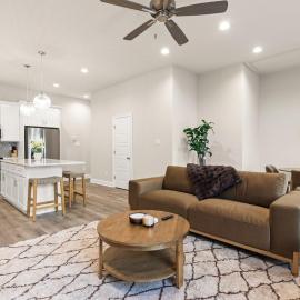 NEW Willow House KING Garage Sports Complex, Hotel in Youngsville