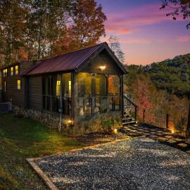 Eco Luxe Tiny Cabin with Big Mountain Views, отель в Сильве