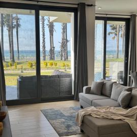 Luxury Beachfront Stay at Gem Waterfront, Hotel in Bijilo