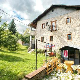 Yeti (snowman) Guest House, hotel di Mavrovo