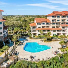 Beachfront condo with furnished balcony, amazing pool, tennis, & mini-golf, готель у місті Фернандіна-Біч