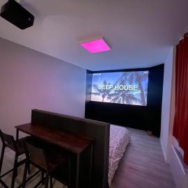 LOVE ROOM Sauna & Cinema 2p Studio proche Disney, hotel in Mareuil-lès-Meaux
