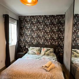 Airport Accommodation Bedroom with your own private Bathroom Self Check In and Self Check Out Air-condition Included