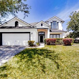 Waterfront 2-story home with water views, patio, streaming, washer/dryer, & AC, hotel a Jacksonville