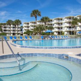 Garden-level condo with patio, 2 pools, gym, tennis & sauna - steps to the beach