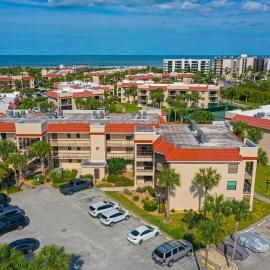 Dog-friendly condo with private beach, pools, hot tub, tennis & gym, hotell i St. Augustine