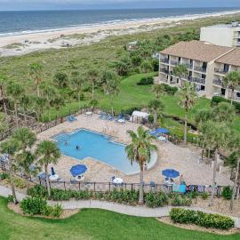 Modern oceanfront condo with two pools & private washer/dryer, hotel i Saint Augustine Beach