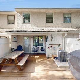 Viesnīca Snowbird-friendly condo with patio, central AC, W/D, pool & tennis - near beach pilsētā Seintsimonsa