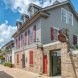 Colonial Quarter hideaway with modern comforts & balcony - near the beach