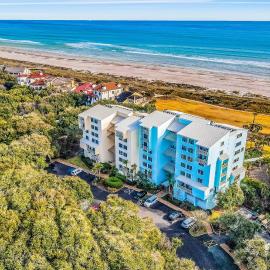 Oceanfront condo with direct beach access, pool, balcony, grilling area, & AC, hotell sihtkohas Fernandina Beach