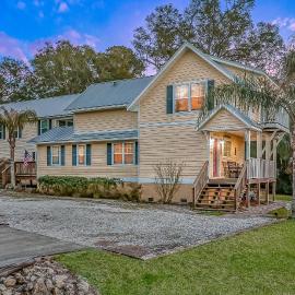 Inviting waterfront cottage with balcony, firepit, marsh views, & washer/dryer