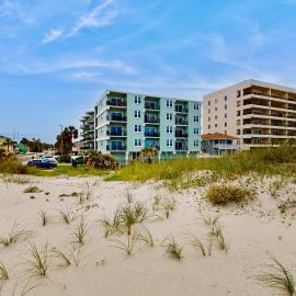 Modern oceanfront condo with outdoor pool, balcony, & washer/dryer, hotel in Jacksonville Beach