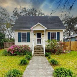 Charming dog-friendly home with deck, golf nearby, full kitchen, & washer/dryer