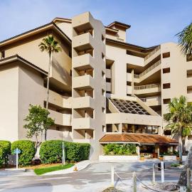 Ocean Front Hotel Side Condo with Balcony, WiFi & Shared Pool: Fernandina Beach şehrinde bir otel