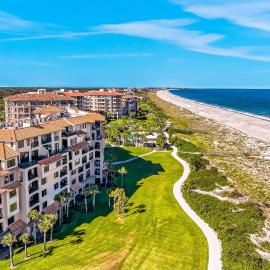 Oceanfront condo with panoramic views, shared pool, and private washer & dryer, готель у місті Фернандіна-Біч