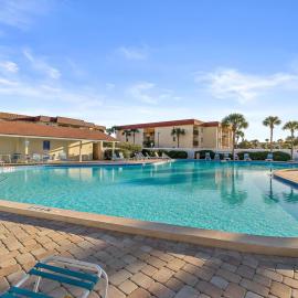 Sunny ground-floor condo w/private patio, W/D, on-site pools, tennis court, BBQ