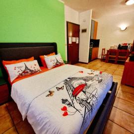 Bernina Stop & Go apartment - 30 steps to the red train, hotel v destinácii Tirano