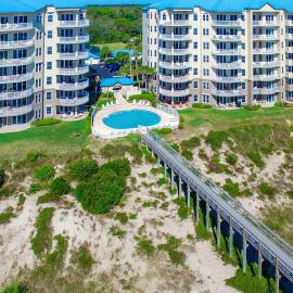 Luxurious oceanfront condo with private balcony, 2 pools, and beach access، فندق في فرناندينا بيتش