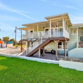 Updated home across from beach with covered balcony, central AC, & washer/dryer, hotelli kohteessa Flagler Beach