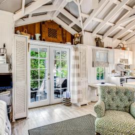 Charming Getaway w/ a Kitchenette & Free WiFi - Walk to the Beach, hotel in Saint Simons Island
