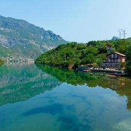 Borealis Guest House، فندق في Koman