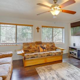 1 Mi to Fanning Springs! Home on Private Acreage, ξενοδοχείο σε Fanning Springs
