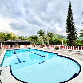 Finca La Carmelita Casa Campestre con Piscina y entre Montañas a sólo minutos de Santa Rosa de Cabal
