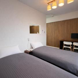 Condominium GOLF GOLF Tsuboya, hotel a Naha