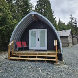 Stylish Cabin Escape w - Kitchenette & Ensuite Bath, hotel in Port Renfrew
