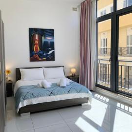Bright and Spacious 2 Bedroom Apt in St Julians, Steps from Spinola Bay