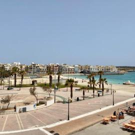 Seaside Family Retreat with Stunning Views, hotel en Birżebbuġa