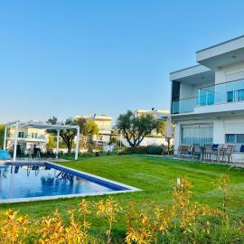 Sani Beverly Hills Luxury Villas – hotel w mieście Sani Beach